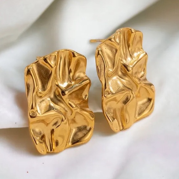 Madewell Jewelry - ✨ NWT Gold crinkle statement stud earrings ✨